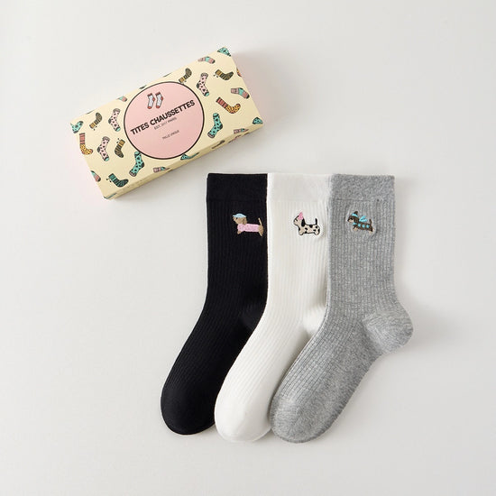 Lot de 3 chaussettes hautes côtelées. Coloris noir, gris chiné, blanc. Broderie petit chien sur l'extérieur du pied. 