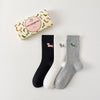 Lot de 3 chaussettes hautes côtelées. Coloris noir, gris chiné, blanc. Broderie petit chien sur l'extérieur du pied. 
