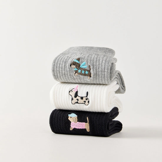 Lot de 3 chaussettes hautes côtelées. Coloris noir, gris chiné, blanc. Broderie petit chien sur l'extérieur du pied. 