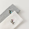 Lot de 3 chaussettes hautes côtelées. Coloris noir, gris chiné, blanc. Broderie petit chien sur l'extérieur du pied. 