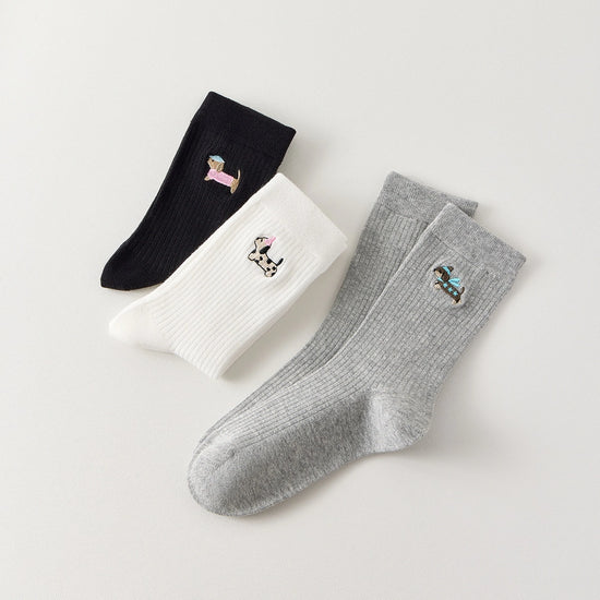 Lot de 3 chaussettes hautes côtelées. Coloris noir, gris chiné, blanc. Broderie petit chien sur l'extérieur du pied. 