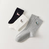 Lot de 3 chaussettes hautes côtelées. Coloris noir, gris chiné, blanc. Broderie petit chien sur l'extérieur du pied. 
