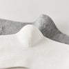 Lot de 3 chaussettes hautes côtelées. Coloris noir, gris chiné, blanc. Broderie petit chien sur l'extérieur du pied. 