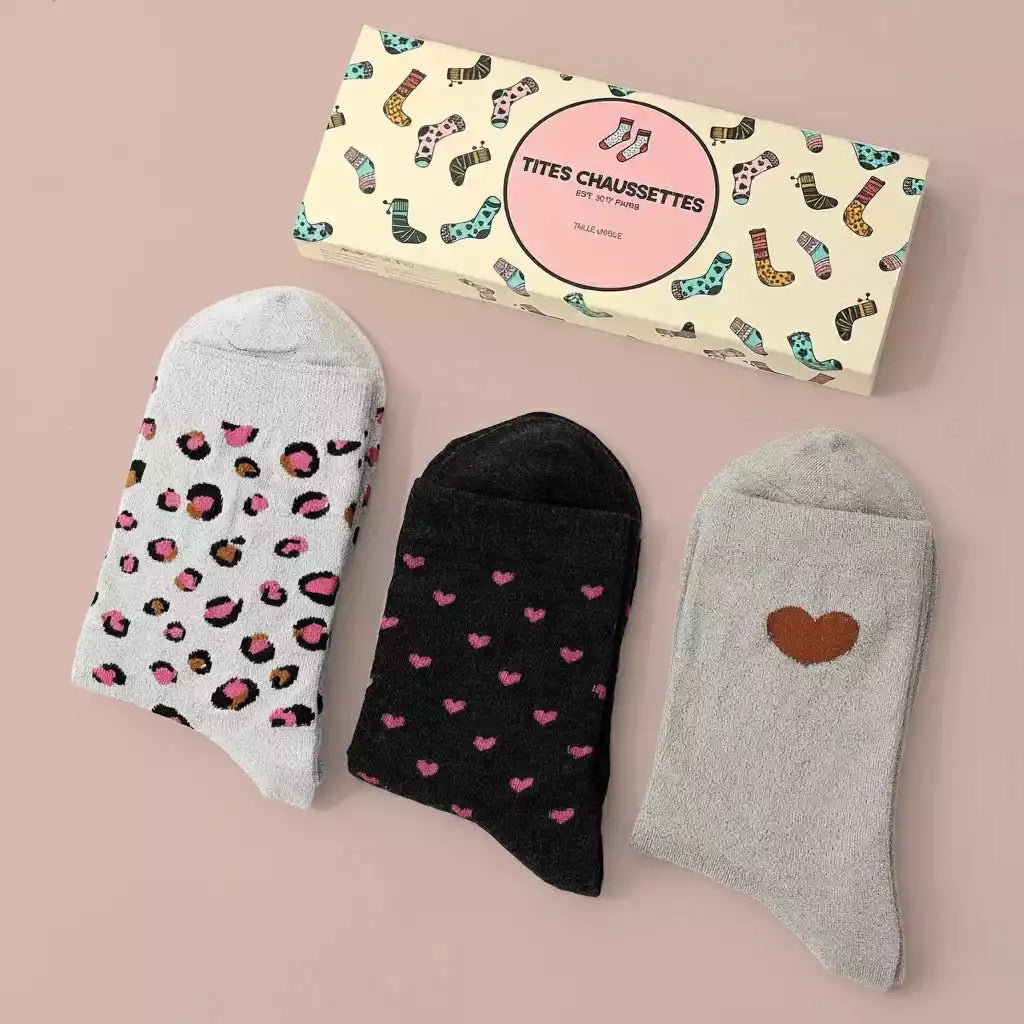 Lot de 3 chaussettes montantes femme, fond beige lurex ou gris chiné, motif coeur et léopard. 