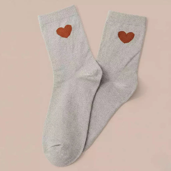 Lot de 3 chaussettes montantes femme, fond beige lurex ou gris chiné, motif coeur et léopard. 
