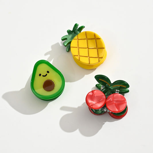 Lot de 3 pinces motifs fruits, taille environ 3 cm. Accessoires cheveux légers et pratiques, idéals pour maintenir une mèche au quotidien.