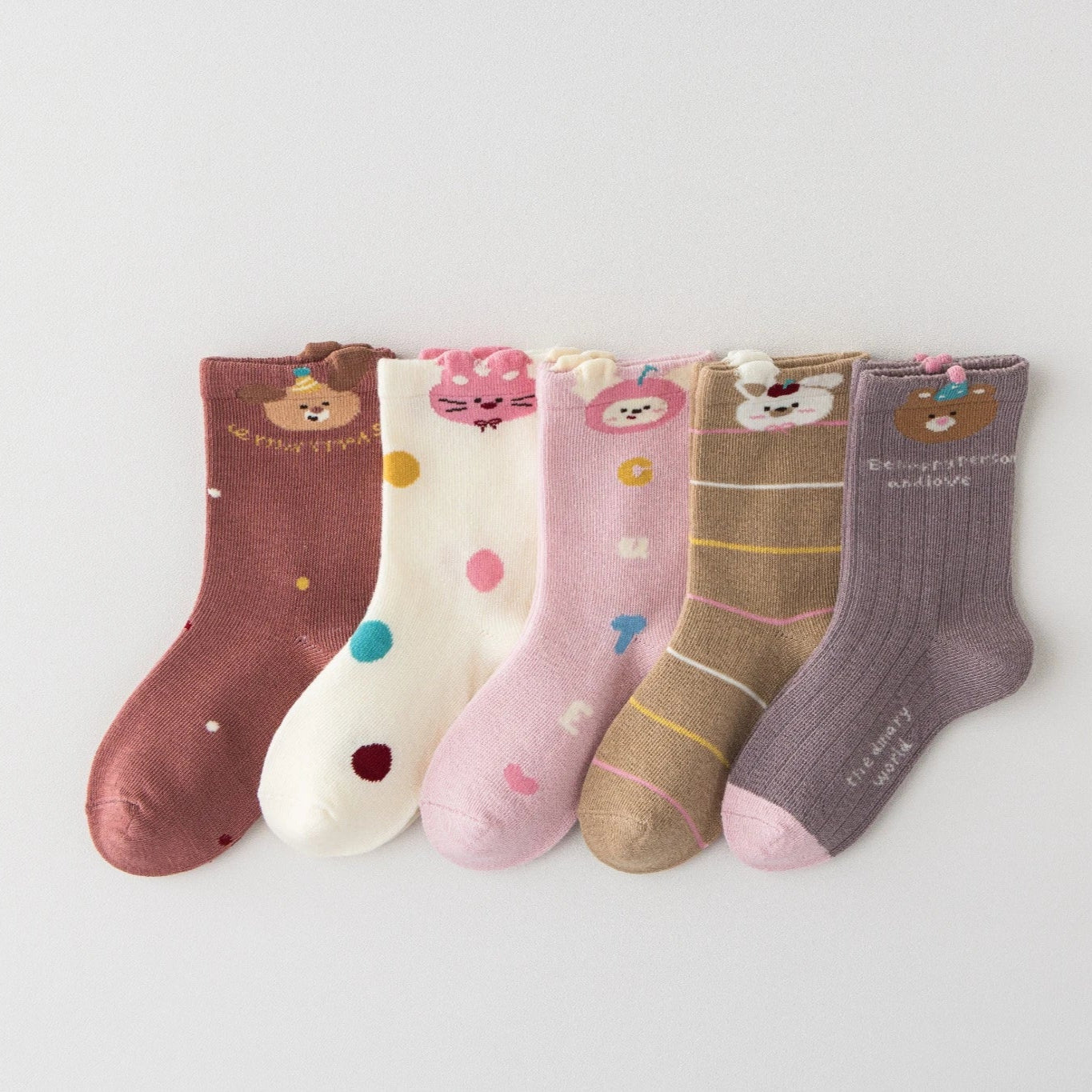 Lot de 5 chaussettes pour enfants filles. Coloris blanc, rose, violet, bordeaux et marron clair. Petites têtes d'animaux mignons en haut de tige. 