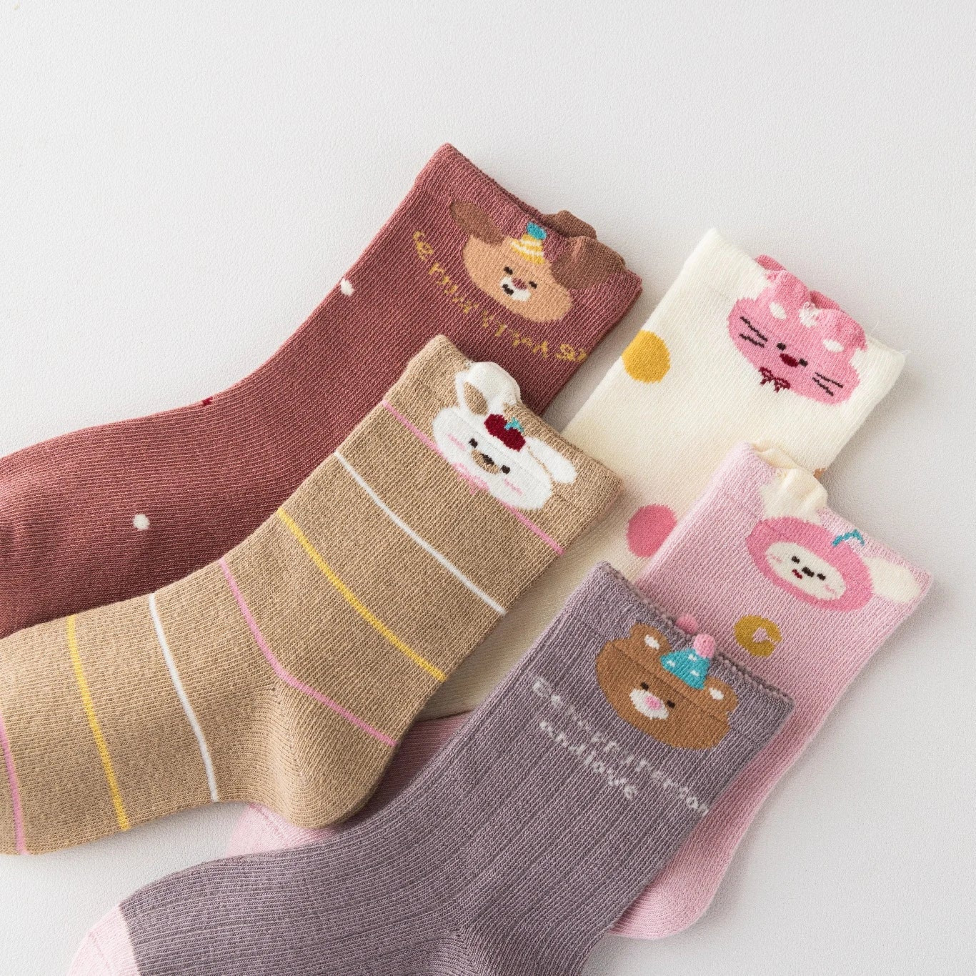 Lot de 5 chaussettes pour enfants filles. Coloris blanc, rose, violet, bordeaux et marron clair. Petites têtes d'animaux mignons en haut de tige. 