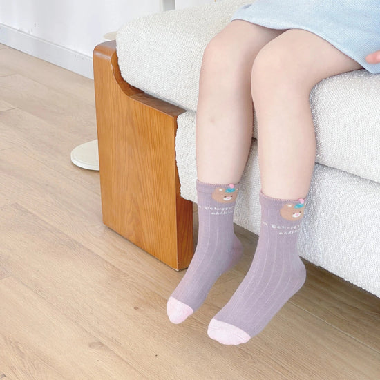 Lot de 5 chaussettes pour enfants filles. Coloris blanc, rose, violet, bordeaux et marron clair. Petites têtes d'animaux mignons en haut de tige. 