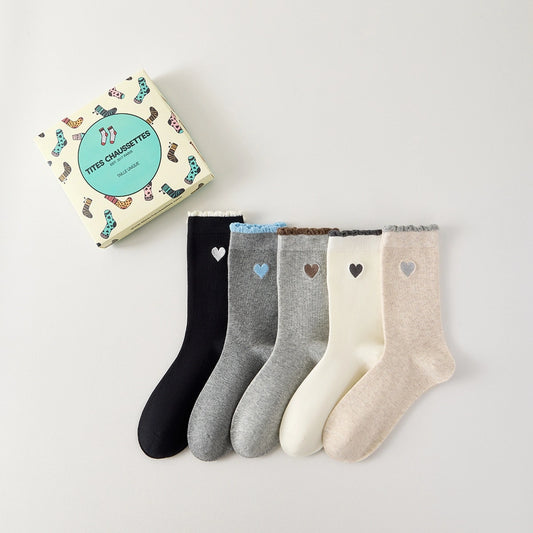 Lot de 5 chaussettes femme montantes avec coeur brodé sur le côté. Haut de tige volanté. Coeur et volant contrastés. 