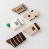 Lot de 5 chaussettes pour enfant (garçon).  Coloris beige / marron clair / marron foncé. Graphisme inspirés de l’univers citadin : inscription taxi, rayures, pois, numéro. 