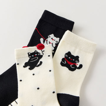 Lot de 3 chaussettes hautes à motif chat. Confortables, douces et originales, elles apportent une touche ludique à vos tenues. Taille unique 35-41.