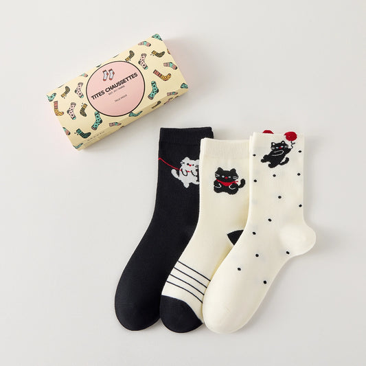 Lot de 3 chaussettes hautes à motif chat. Confortables, douces et originales, elles apportent une touche ludique à vos tenues. Taille unique 35-41.