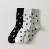 Lot de 3 chaussettes montantes avec motifs pattes de chat. Coloris sobres, confortables, en coton majoritaire. Idéales au quotidien avec tout type de chaussures…