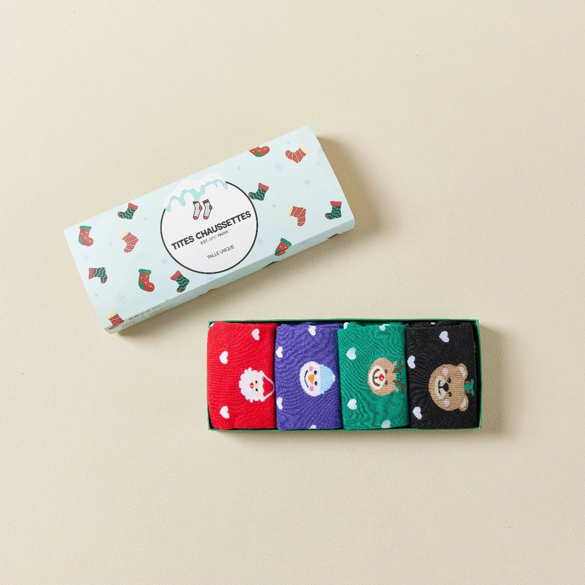 Lot de 4 chaussettes de noël, personnages de noël (père noël, cerf, bonhomme de neige, ourson), motif petits coeurs, finition feston