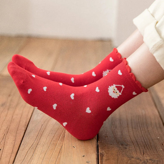 Lot de 4 chaussettes de noël, personnages de noël (père noël, cerf, bonhomme de neige, ourson), motif petits coeurs, finition feston