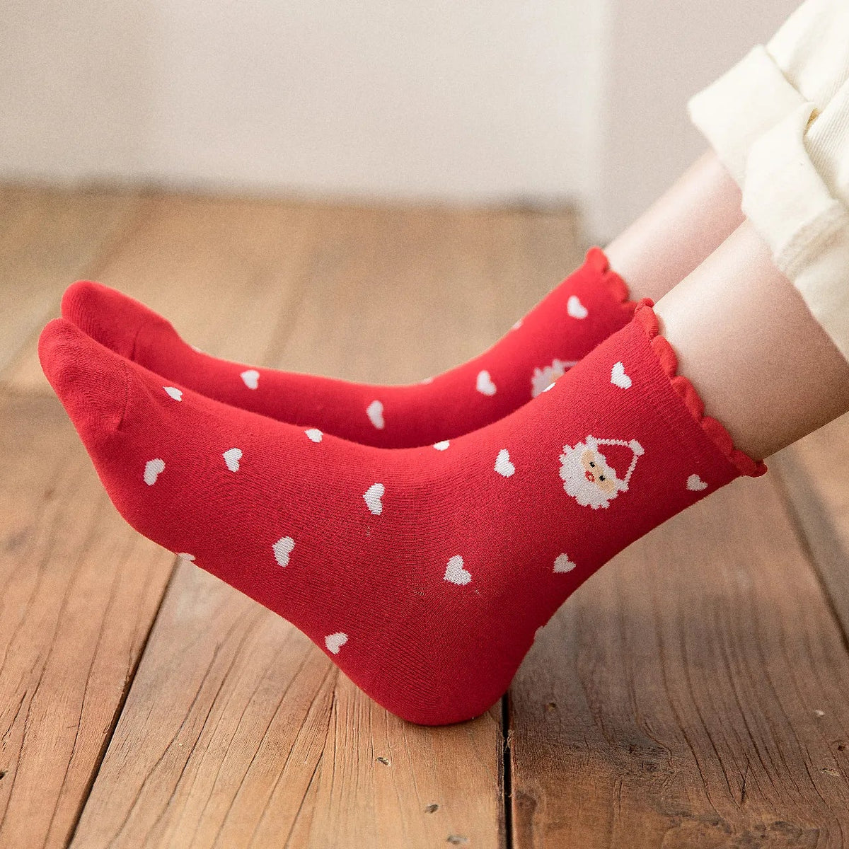 Lot de 4 chaussettes de noël, personnages de noël (père noël, cerf, bonhomme de neige, ourson), motif petits coeurs, finition feston