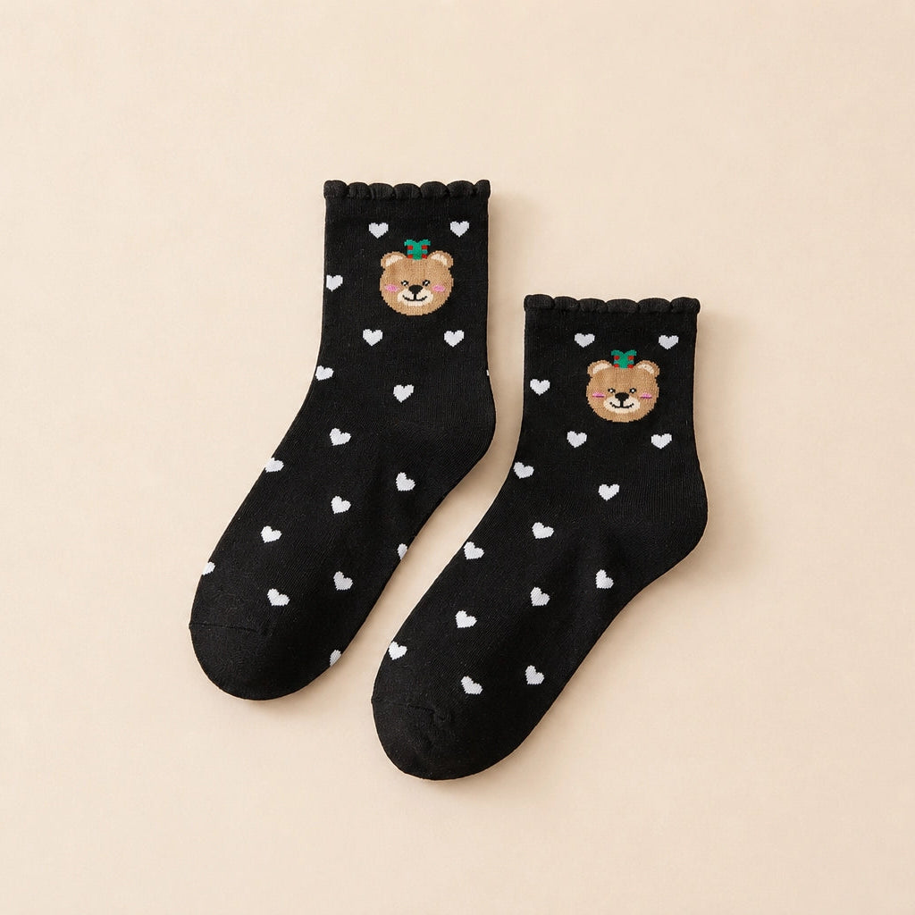 Lot de 4 chaussettes de noël, personnages de noël (père noël, cerf, bonhomme de neige, ourson), motif petits coeurs, finition feston
