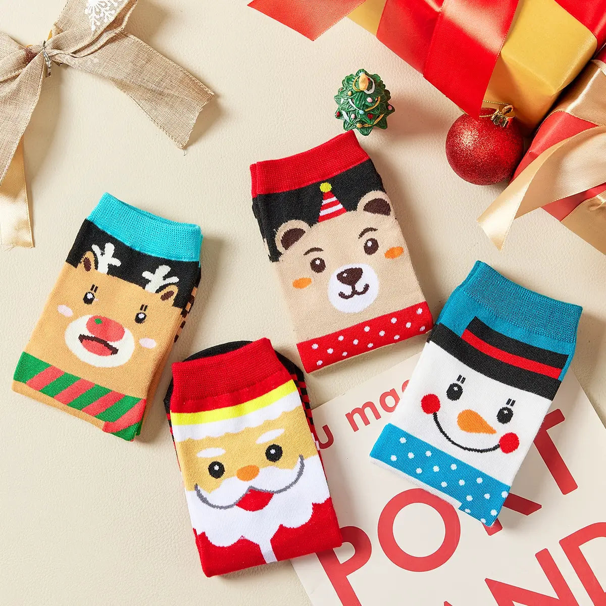 Coffret de 4 chaussettes hautes costume de Noël : Père Noël, Bonhomme de Neige, Renne et Ours