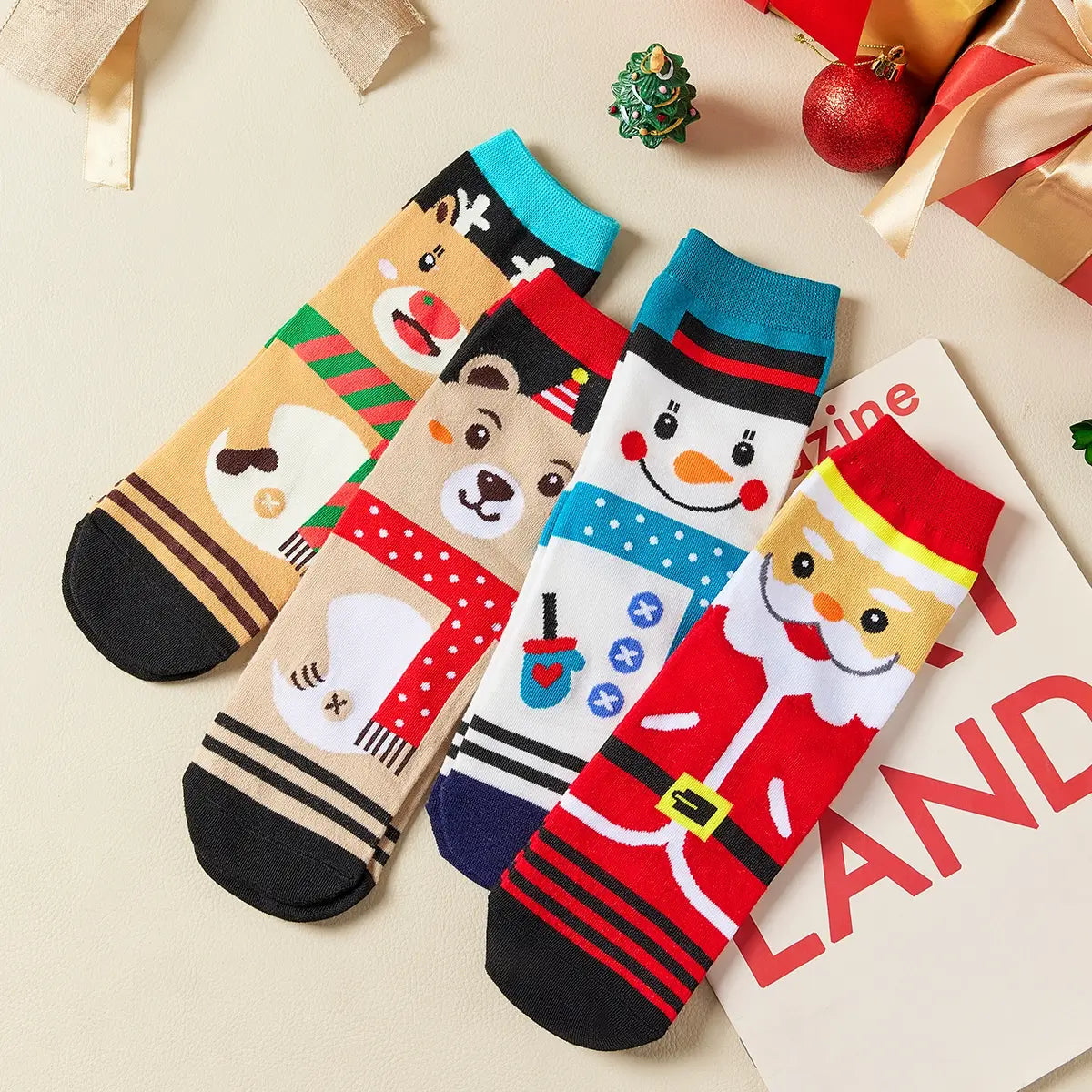 Coffret de 4 chaussettes hautes costume de Noël : Père Noël, Bonhomme de Neige, Renne et Ours