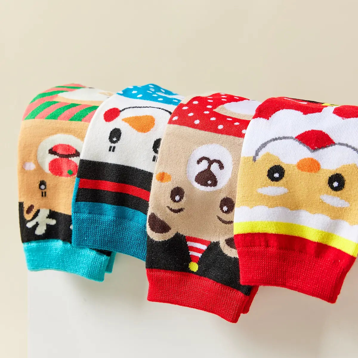 Coffret de 4 chaussettes hautes costume de Noël : Père Noël, Bonhomme de Neige, Renne et Ours