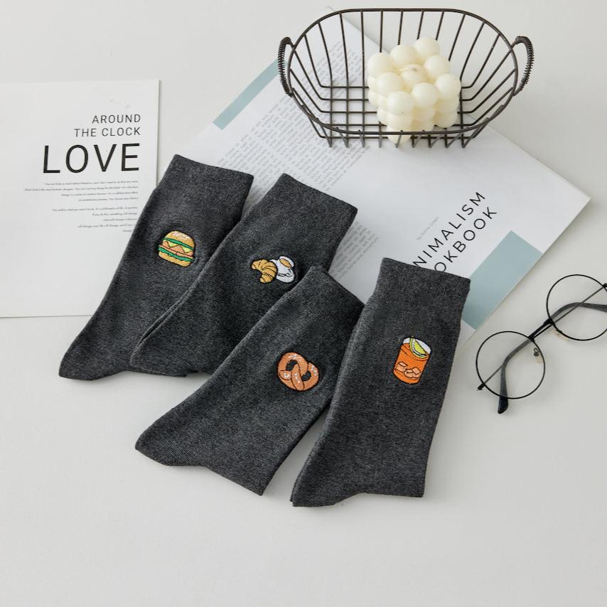 Lot de 4 chaussettes hautes pour homme. Motifs brodés Bretzel, Hamburger, Soda, Café. Fond gris chiné foncé. Vendues dans leur joli coffret Tites Chaussettes. Idéales pour offrir. 