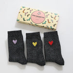 Lot de 3 chaussettes hautes. Fond noir fil lurex argenté. Coeur brodé mauve, jaune ou rouge. 