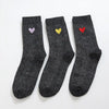 Lot de 3 chaussettes hautes. Fond noir fil lurex argenté. Coeur brodé mauve, jaune ou rouge. 