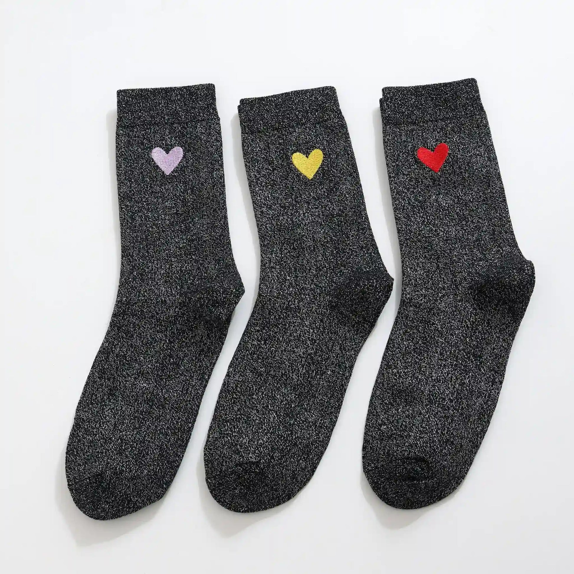 Lot de 3 chaussettes hautes. Fond noir fil lurex argenté. Coeur brodé mauve, jaune ou rouge. 