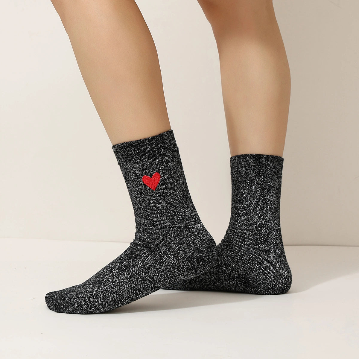 Lot de 3 chaussettes hautes. Fond noir fil lurex argenté. Coeur brodé mauve, jaune ou rouge. 