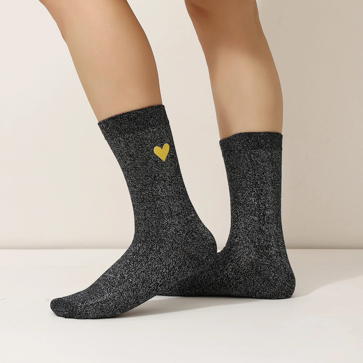 Lot de 3 chaussettes hautes. Fond noir fil lurex argenté. Coeur brodé mauve, jaune ou rouge. 