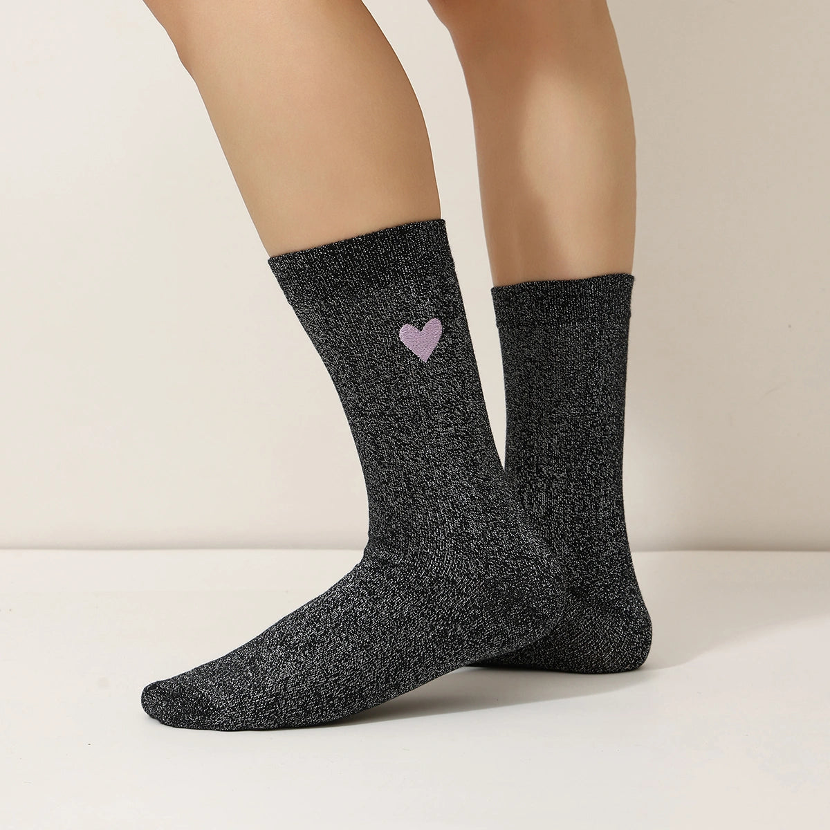 Lot de 3 chaussettes hautes. Fond noir fil lurex argenté. Coeur brodé mauve, jaune ou rouge. 