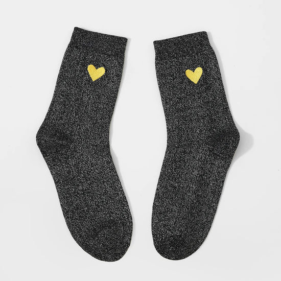 Lot de 3 chaussettes hautes. Fond noir fil lurex argenté. Coeur brodé mauve, jaune ou rouge. 