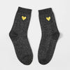 Lot de 3 chaussettes hautes. Fond noir fil lurex argenté. Coeur brodé mauve, jaune ou rouge. 