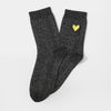 Lot de 3 chaussettes hautes. Fond noir fil lurex argenté. Coeur brodé mauve, jaune ou rouge. 