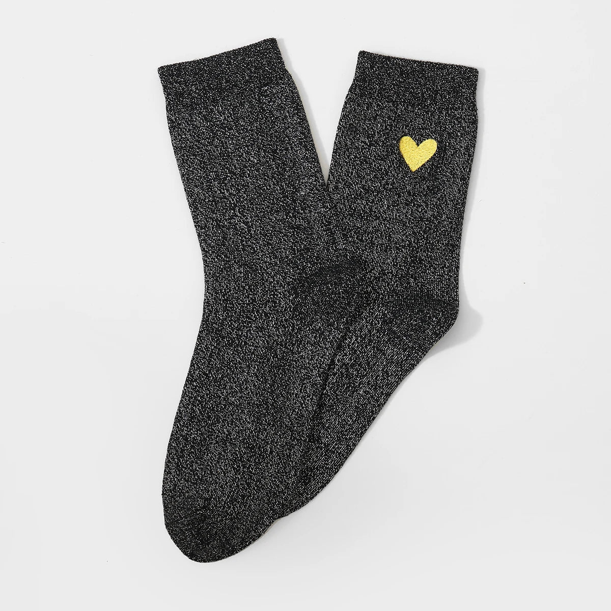Lot de 3 chaussettes hautes. Fond noir fil lurex argenté. Coeur brodé mauve, jaune ou rouge. 