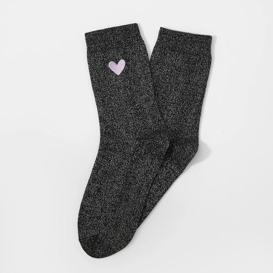 Lot de 3 chaussettes hautes. Fond noir fil lurex argenté. Coeur brodé mauve, jaune ou rouge. 