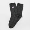 Lot de 3 chaussettes hautes. Fond noir fil lurex argenté. Coeur brodé mauve, jaune ou rouge. 