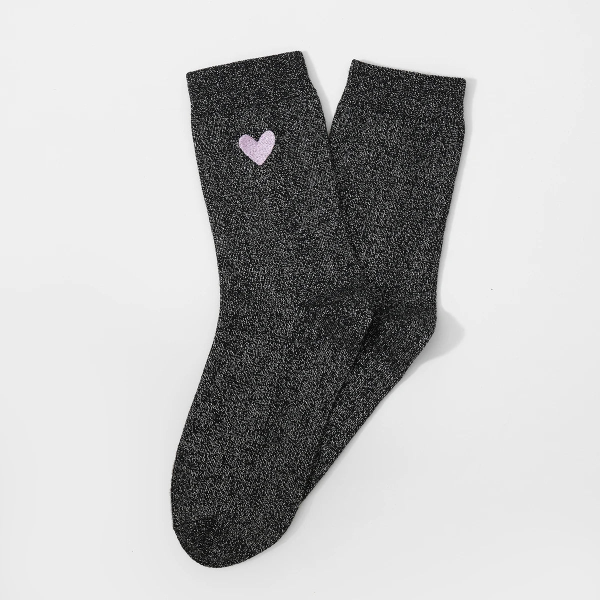 Lot de 3 chaussettes hautes. Fond noir fil lurex argenté. Coeur brodé mauve, jaune ou rouge. 