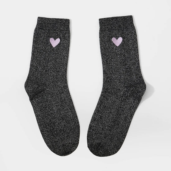Lot de 3 chaussettes hautes. Fond noir fil lurex argenté. Coeur brodé mauve, jaune ou rouge. 