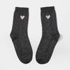 Lot de 3 chaussettes hautes. Fond noir fil lurex argenté. Coeur brodé mauve, jaune ou rouge. 