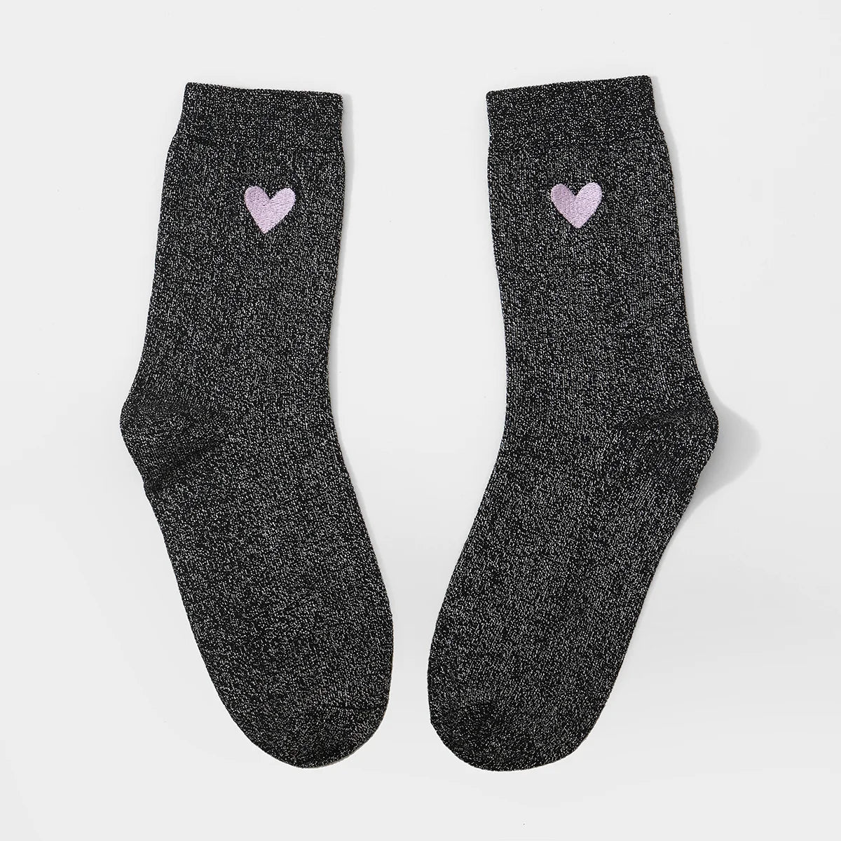 Lot de 3 chaussettes hautes. Fond noir fil lurex argenté. Coeur brodé mauve, jaune ou rouge. 