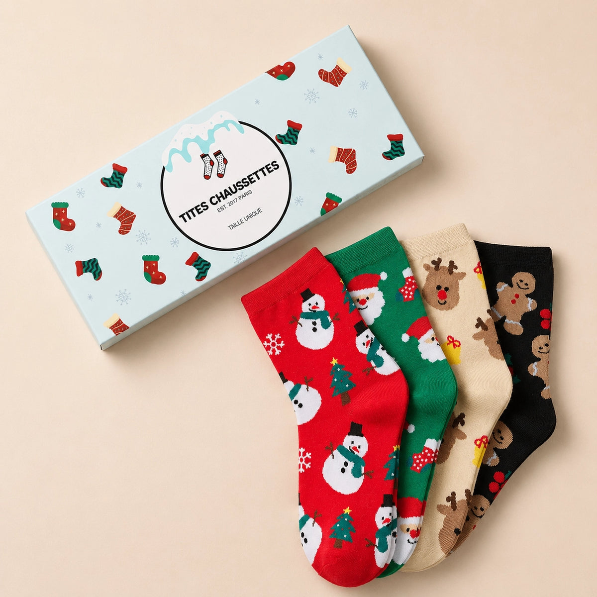Chaussettes hautes, motifs de Noël : bonhomme de neige, père noël, renne ou biscuit de noël. Coloris festifs : rouge, vert, beige, noir. Douces et Chaudes. Vendues dans leur coffret de Noël. 