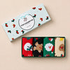 Chaussettes hautes, motifs de Noël : bonhomme de neige, père noël, renne ou biscuit de noël. Coloris festifs : rouge, vert, beige, noir. Douces et Chaudes. Vendues dans leur coffret de Noël. 