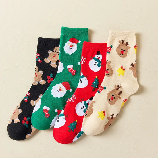 Chaussettes hautes, motifs de Noël : bonhomme de neige, père noël, renne ou biscuit de noël. Coloris festifs : rouge, vert, beige, noir. Douces et Chaudes. Vendues dans leur coffret de Noël. 