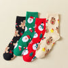 Chaussettes hautes, motifs de Noël : bonhomme de neige, père noël, renne ou biscuit de noël. Coloris festifs : rouge, vert, beige, noir. Douces et Chaudes. Vendues dans leur coffret de Noël. 