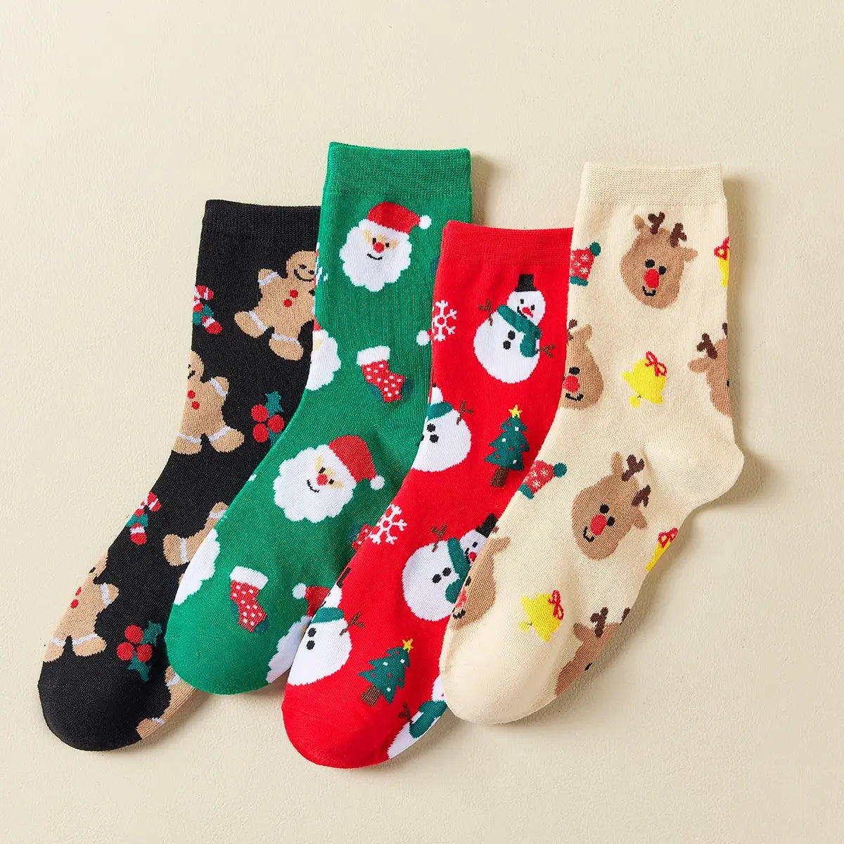 Chaussettes hautes, motifs de Noël : bonhomme de neige, père noël, renne ou biscuit de noël. Coloris festifs : rouge, vert, beige, noir. Douces et Chaudes. Vendues dans leur coffret de Noël. 