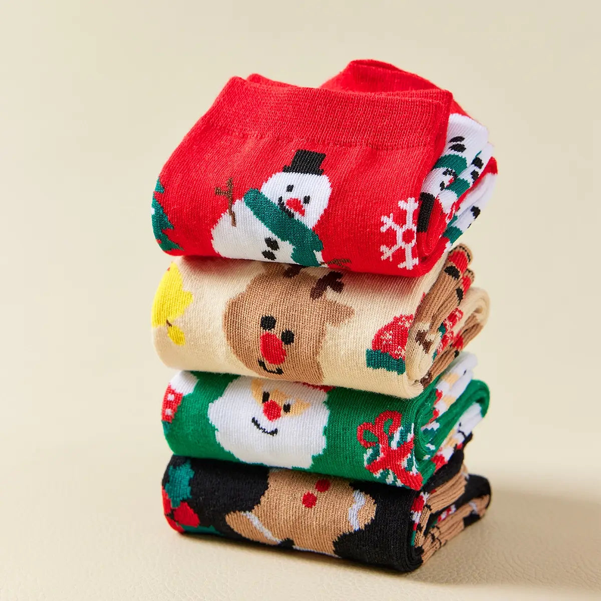 Chaussettes hautes, motifs de Noël : bonhomme de neige, père noël, renne ou biscuit de noël. Coloris festifs : rouge, vert, beige, noir. Douces et Chaudes. Vendues dans leur coffret de Noël. 