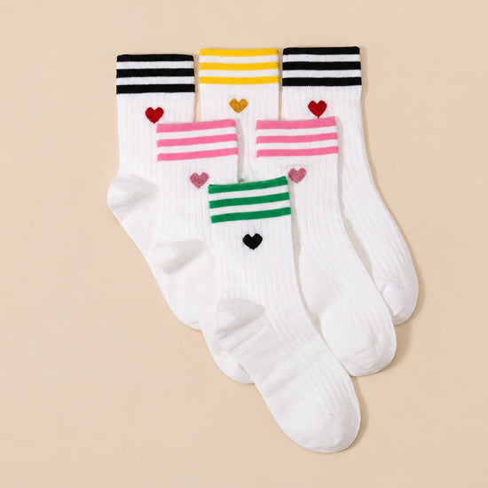 Lot de 4 chaussettes blanches femme à rayures et cœur. Quatre coloris, matière douce et stretch, taille unique 35-41, pour un style sportif et coloré