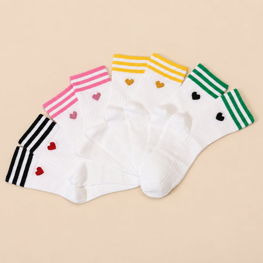 Lot de 4 chaussettes blanches femme à rayures et cœur. Quatre coloris, matière douce et stretch, taille unique 35-41, pour un style sportif et coloré